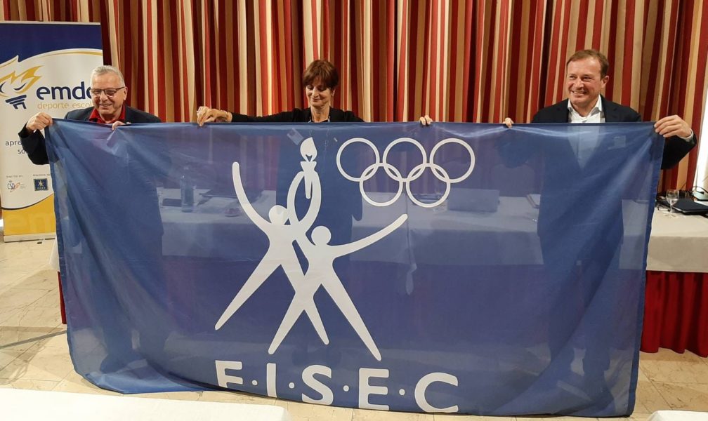 Überreichung der FISEC Fahne an den Präsidenten der SPORTUNION Kärnten